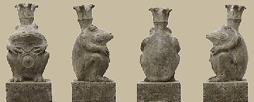 Die 7 Fr&ouml;sche des Orywal Projektes stehen auf schmalen S&auml;ulen im Innenhof des Hotels