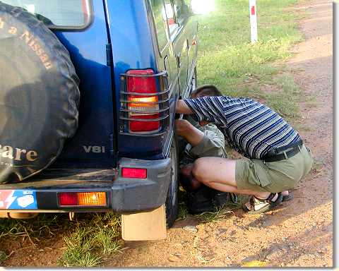 Klaus und Daddy haben &uuml;berall geguckt, den Benzinfilter ausgebaut und gereinigt ...