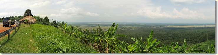 In einer weit geschwungenen Linkskurve &ouml;ffnet sich pl&ouml;tzlich das Land und gibt den Blick frei auf den ostafrikanischen Grabenbruch.